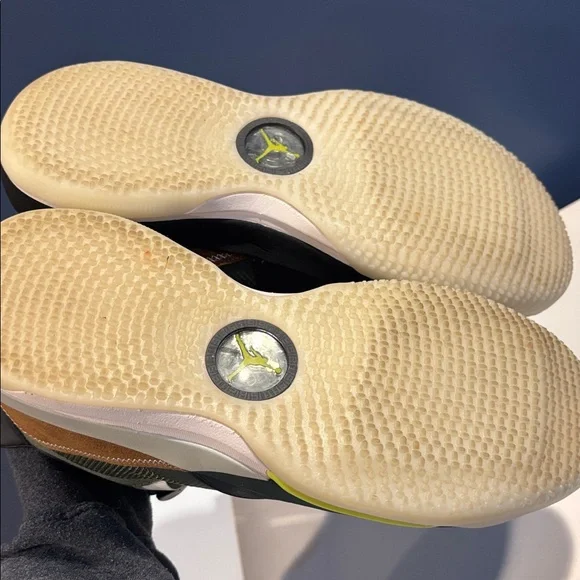 Nike Jordan XXXIII
Travis Scott - Picture 8 of 9